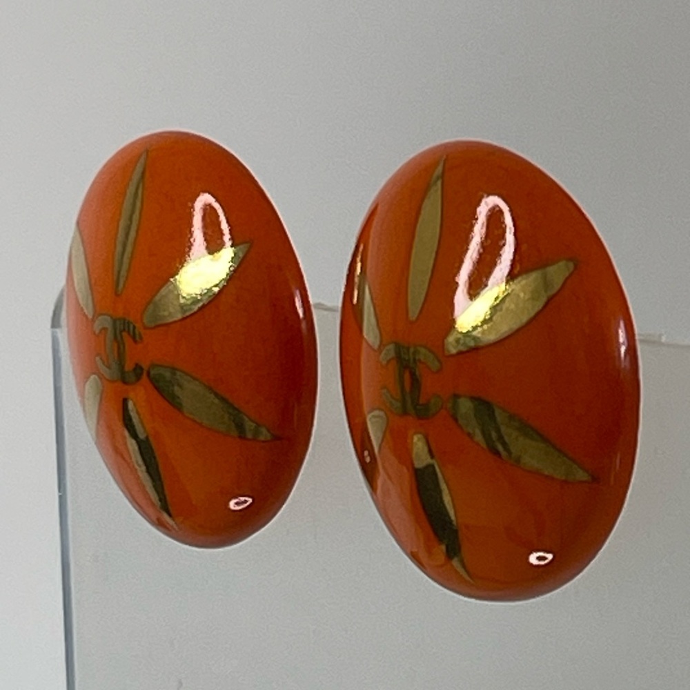 CHANEL Paris CC 1997 Gold Plated Orange Ceramic Earrings - Picture 5 of 10